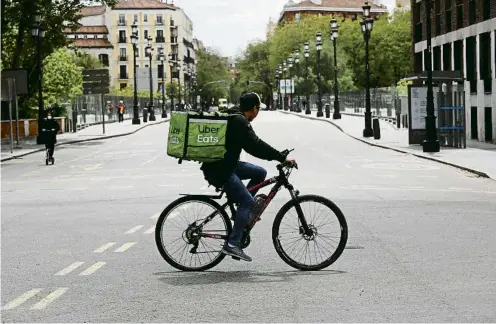  ?? EMILIA GUTIÉRREZ ?? Un repartidor d’Uber Eats a Madrid