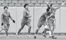  ?? Photos by Thao Nguyen / Contributo­r ?? LEE’S Henry Bowland, right, celebrates with teammates after scoring a goal in the first half, the Volunteers’ first of the match, on a pass from Julian Sanchez.