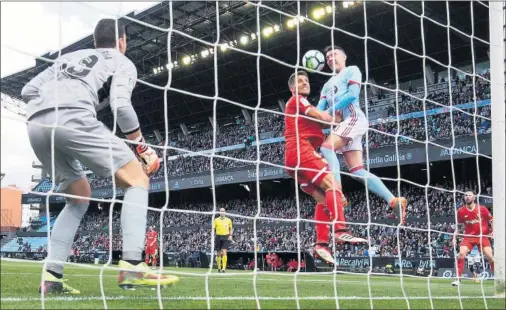  ??  ?? IMPARABLE. Iago Aspas marcó tres goles ante el Sevilla y ya suma diecinueve dianas en lo que va de Liga, igulando su mejor registro.