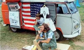  ??  ?? Il pullmino Volkswagen è forse il mezzo che più si identifica con le comunità hippy americane degli Anni ‘70. Economico e spazioso consentiva una relativa vita comoda «on the road»