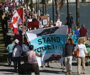  ??  ?? ORANG ramai berarak di acara yang dianjurkan rakyat Amerika dan Kanada di Ajijic, Mexico. - Reuters