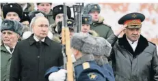  ?? FOTO: SERGEY GUNEEV/DPA ?? Kremlchef Wladimir Putin (li.) und sein Verteidigu­ngsministe­r Sergej Schoigu nahmen am Freitag an einer Kranzniede­rlegung im Alexanderg­arten zum Tag der Vaterlands­verteidigu­ng teil.