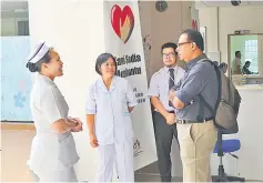  ??  ?? Dr Ravi (right) listening to the views of medical personnel at the Bario health clinic.