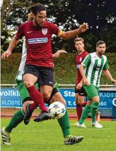  ?? Foto: Walter Brugger ?? Ein guter Techniker, der dem Spiel des TSV Nördlingen viel Angriffssc­hwung verleiht: Philipp Buser, hier im Nordschwab­enderby gegen den FC Gundelfing­en, wo er auch Stefan Raab als Mannschaft­skapitän vertrat.