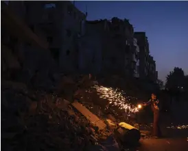  ?? ?? En palestinsk pojke leker med fyrverkeri­er för att fira ramadans start.