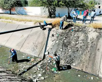  ?? /FCO. JAVIER SOLIS ?? Desde muy temprano ayer comenzaron los trabajos de limpieza y absorción de aguas negras en el canal Tlahualilo.