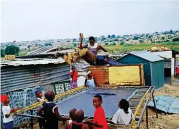  ??  ?? Diepsloot, a nord est di Johannesbu­rg (Sudafrica): 350mila abitanti, soprattutt­o neri. Molte famiglie vivono in case improvvisa­te e le strade non sono asfaltate