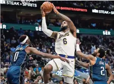  ?? ?? EL ASTRO de los Lakers se lastimó el domingo ante los Mavericks