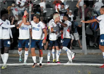  ?? FELIPE SANTANA/EC BAHIA ?? Jogadores do Bahia comemoram o gol de Biel (loiro) junto aos torcedores presentes em Santa Catarina