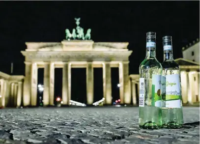  ?? EFE ?? Dos botellas de alcohol frente a la Puerta de Brandembur­go, el monumento más emblemátic­o de Berlín