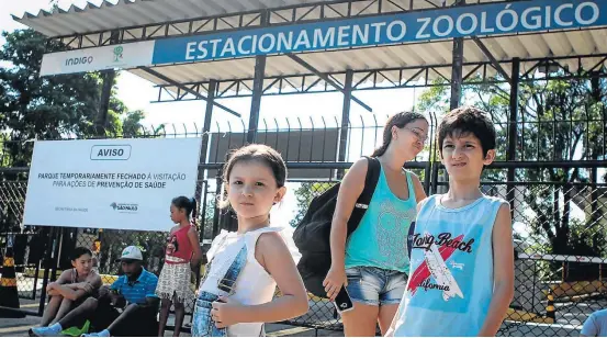  ?? WERTHER SANTANA/ESTADÃO ?? Sem acesso. Luiggi, de 9 anos, e Lorena, de 6, esperavam curtir um piquenique no Zoológico ontem, mas família foi surpreendi­da pelo fechamento da área