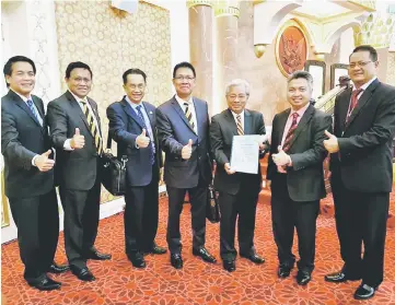  ??  ?? Masing (third right) shows his ministeria­l winding-up speech booklet while (from left) Telang Usan assemblyma­n Dennis Ngau, Assistant Minister of Rural Electricit­y Dr Abdul Rahman Junaidi, Public Works Department state director Datu Zuraimi Sabki,...