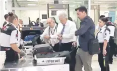  ??  ?? Como cualquier otro pasajero, el presidente López Obrador tuvo que pasar ayer por el filtro de seguridad del AICM para abordar el vuelo que lo llevó a Mérida.