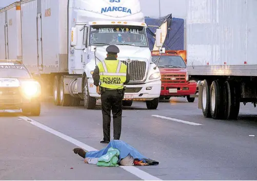  ??  ?? Trágico accidente le arrebató la vida a un hombre sobre la autopista.