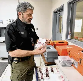  ?? HYOSUB SHIN / HSHIN@AJC.COM ?? Lilburn police Capt. Scott Bennett shows a Nark II methamphet­amine test reagent kit recently at the Lilburn Police Department. Many factors, including cold temperatur­es and officer training, can contribute to incorrect results, according to an expansive 2016 ProPublica-New York Times report.