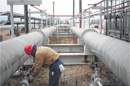  ?? Luke Sharrett / Bloomberg file ?? A contractor works on the infrastruc­ture last year at the U.S. Department of Energy’s Bryan Mound Strategic Petroleum Reserve in Freeport. The U.S. has about 675 million barrels of oil in the reserve, which is stored in four salt caverns in Texas and...