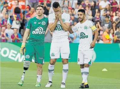  ??  ?? Vibrante homenaje al Chapecoens­e, sobre todo a sus tres supervivie­ntes de la catástrofe aérea. Follman, Neto y Ruschel hicieron un saque de honor a tres bandas. Los dos equipos posaron juntos y la grada aplaudió a los brasileños