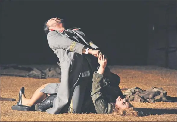  ?? ANTONI BOFILL ?? Iréne Theorin y Samuel Youn en una escena de El ocaso de los dioses, en el Liceu