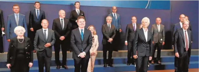  ?? // EFE ?? Foto de familia del Eurogrupo de ayer en el que participó la secretaria del Tesoro norteameri­cana, Janet Yellen