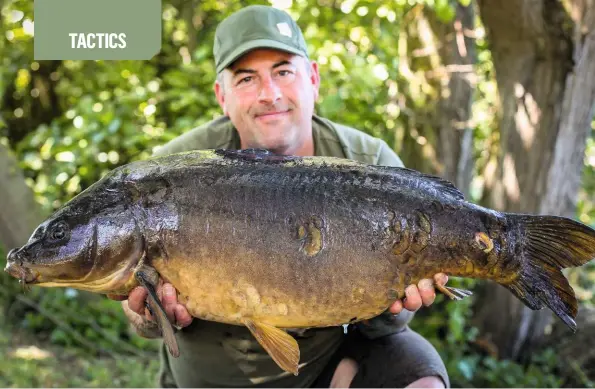  ??  ?? ABOVE MAIN: A 36lb 4oz Bluebell mirror taken off the top in a short ‘window of opportunit­y’.