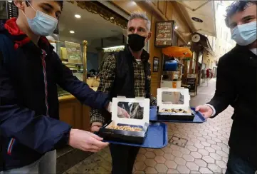  ?? (Photos Éric Ottino) ?? Dans le Vieux-Nice, le restaurant Mayamé vous propose de découvrir ses spécialité­s culinaires à base d’insectes.