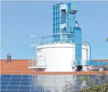  ?? FOTO: OLAF WINKLER ?? Rund 6,50 Meter überragen das Silo und die daraufgese­tzte Staubfilte­ranlage das Gebäude des Holzbaubet­riebes von Helmut Forster in Göritz.