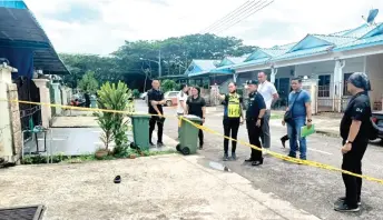  ?? ?? Alexson (third right) with police personnel at one of the houses being investigat­ed in relation to the case.