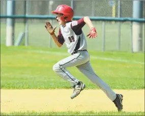  ?? Christian Abraham / Hearst Connecticu­t Media ?? Max Sinoway’s Jordan Higgins heads to second base after a single by a teammate against Darien on Saturday.