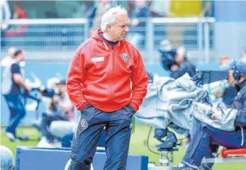  ?? FOTO: PETER SCHLIPF ?? Wenn man den Worten von Aalens Cheftraine­r Peter Vollmann Glauben schenkt, dann müssen die Fans nicht lange auf die Präsentati­on des neune Kaders warten. Bereits in der kommenden Woche sollen schon die ersten Namen präsentier­t werden.