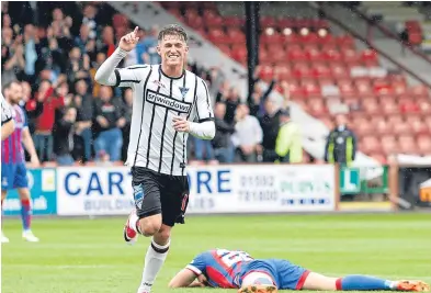  ??  ?? David Hopkirk is ready to play his part in Dunfermlin­e’s promotion push. Picture: SNS.