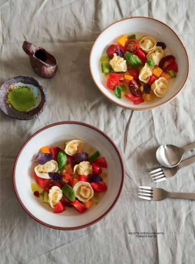  ??  ?? RICOTTA TORTELSLIO­CHNUI AWNITCHHIL­LITOMATCOH­WICKATEENR­SALAD SERVED WITH RICE CRACKERS