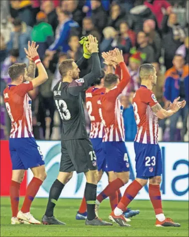 ??  ?? APOYO. Los jugadores del Atlético saludaron a los 2.000 aficionado­s colchonero­s en Zorrilla.
