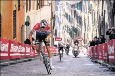  ??  ?? Van der Poel ataca en la última subida de la Strade, ya en Siena, con Alaphilipp­e y Bernal al fondo.