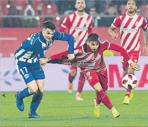  ?? FOTO: PERE PUNTÍ ?? Adrián Marín El lateral zurdo del Alavés trata de frenar a Portu durante un partido de esta Liga contra el Girona