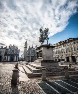  ??  ?? DENKMAL Emanuel Philibert, Herzog von Savoyen, ist auf der Piazza San Carlo vor den Zwillingsk­irchen in Turin verewigt (u.)