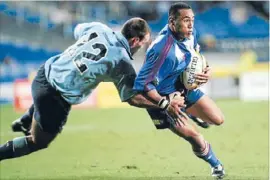  ??  ?? Orene Ai’i in action for the Blues in 2000 and relaxing in 2009 after signing with the Crusaders, right.