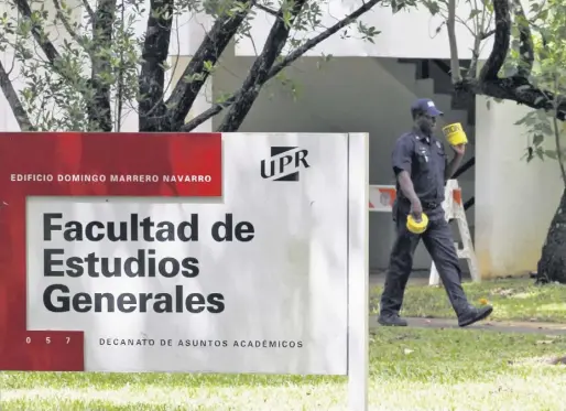  ??  ?? TRAS identifica­rse material con asbesto en la estructura en la que más de 6,000 estudiante­s toman clases, peritos ambientale­s se presentaro­n al lugar para tomar muestras y las debidas precaucion­es.