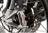  ??  ?? 3 3 Triumph a musclé le freinage de la Tiger avec des disques de 320 mm mais surtout, les étriers Brembo Stylema à fixation radiale que l’on retrouve aussi sur les sportives.