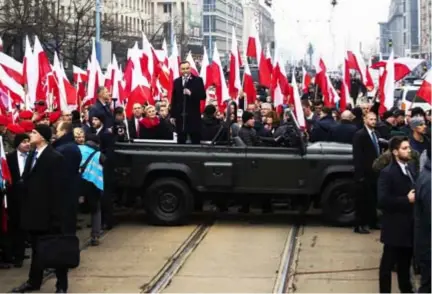  ?? FOTO ZUMAPRESS.COM ?? De Poolse president Andrzej Duda vooraan in de stoet. Niet ver daarachter liepen beruchte groepering­en zoals ONR, die geassociee­rd wordt met fascisten en neonazi’s.