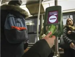  ?? RICHARD LAUTENS/TORONTO STAR FILE PHOTO ?? Ontario municipali­ties that use the Presto fare system have to pay a commission to Metrolinx. But communitie­s in the 905 say they are being asked to pay too much.