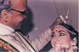  ??  ?? Guru Kelubabu ( clockwise from above) with author Sharon Lowen, Guru Kelubabu at a tour performanc­e, a demo by Kelucharan Mahapatra at the home of a host during the Odissi Dance Tour ( 1985) in the US, Guru Kelubabu