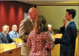  ?? BOB KEELER — DIGITAL FIRST MEDIA ?? Mayor John Reynolds swears in Michael Jones as the new junior councilor at Souderton Borough Council’s Sept. 11 meeting.