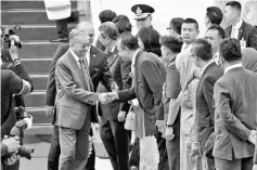  ?? - Bernama photo ?? Prime Minister Tun Dr Mahathir Mohamad arriving at the Don Mueang Royal Thai Air Force to receive an honorary doctorate degree in social leadership, business and politics from Rangsit University (RSU) on Sunday.He was greeted by Thai Education Minister Teerakiat Jareonsett­asin, Malaysian Foreign Minister Saifuddin Abdullah, Malaysian ambassador to Thailand Datuk Jojie Samuel and officials from both sides.