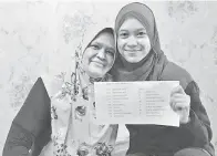  ??  ?? CEMERLANG: Hafizah (kanan) bersama ibunya bersyukur mendapat keputusan yang cemerlang.