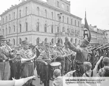  ??  ?? UNA BANDA DE MÚSICA toca para celebrar el cumpleaños del Führer. Alemania, c. 1935.