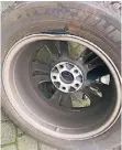  ?? FOTOS (2): AN ?? Beide Felgen und Reifen auf der Fahrerseit­e sind kaputt.