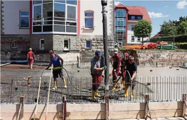  ?? FOTO: SEBASTIAN GRIMM ?? Eine Baustelle in Breitenwor­bis – Experten befürchten, dass bald auch die bislang robuste Baubranche die Auswirkung­en der Pandemie mit voller Kraft zu spüren bekommt.