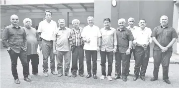  ??  ?? Koh (fifth left) with Mirzan (centre) and exco members of Tennis Malaysia.