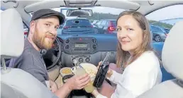  ?? BILD: SASCHA STÜBER ?? Haben es sich im Auto mit Popcorn und kühlen Getränken gemütlich gemacht: Wolfgang Alexander Meyer und seine Freundin Janine Niehues kurz vor Filmbeginn.