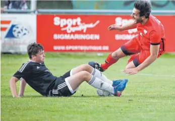  ?? FOTO: THOMAS WARNACK ?? Nach diesem Foul gibt es Elfmeter für den TSV Harthausen/Scher, doch die „Roten“nutzen das nicht. Doch im Laufe eines engen Finalspiel­s setzt sich der Zollern-Bezirkslig­ist gegen Bingen durch.